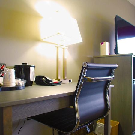 Ramada By Wyndham Edmonton Yellowhead Nw מראה חיצוני תמונה