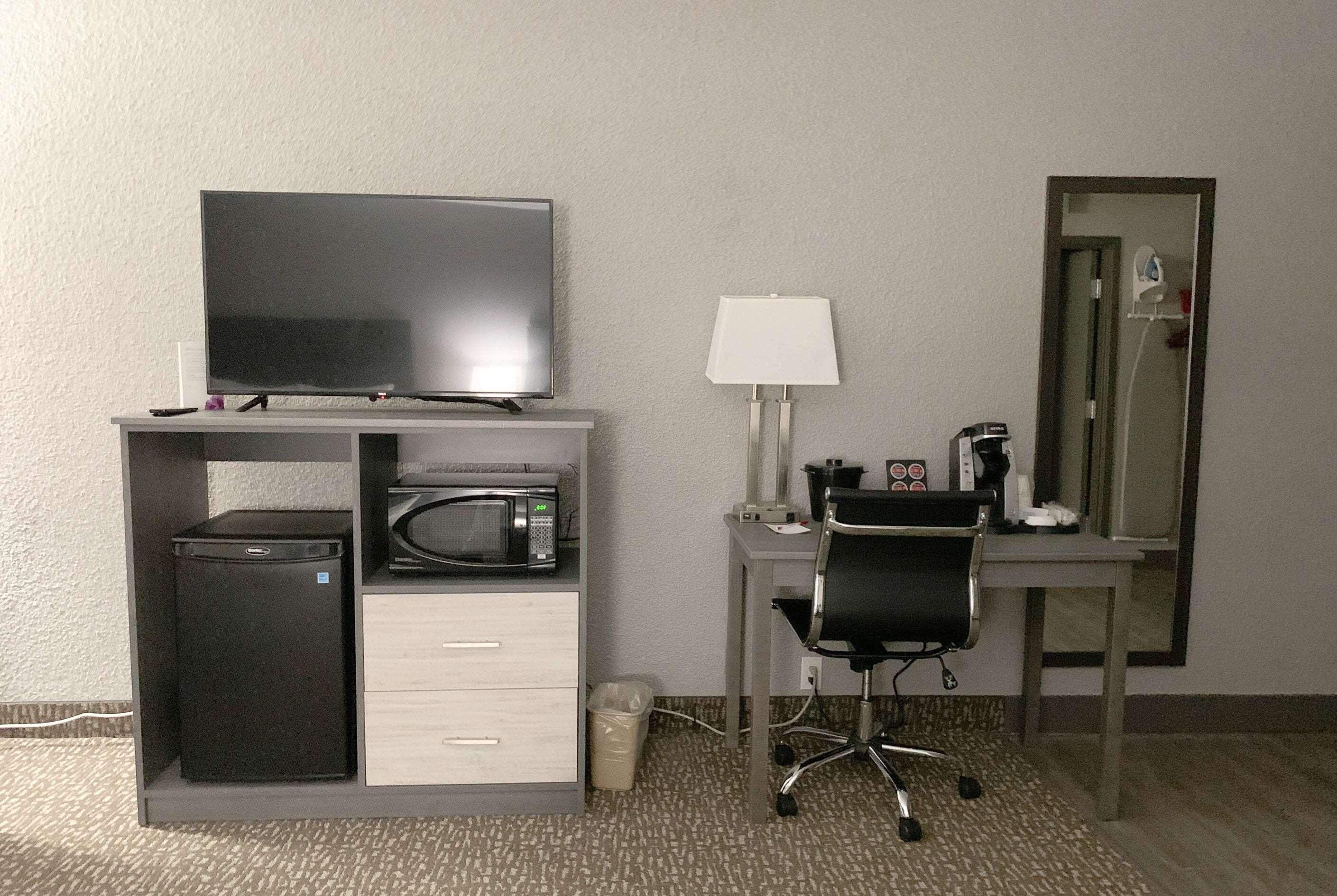 Ramada By Wyndham Edmonton Yellowhead Nw מראה חיצוני תמונה