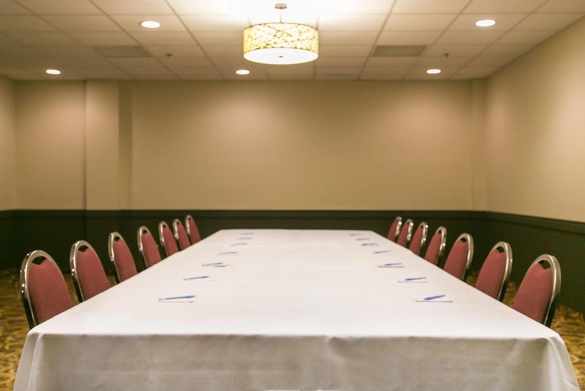 Ramada By Wyndham Edmonton Yellowhead Nw מראה חיצוני תמונה