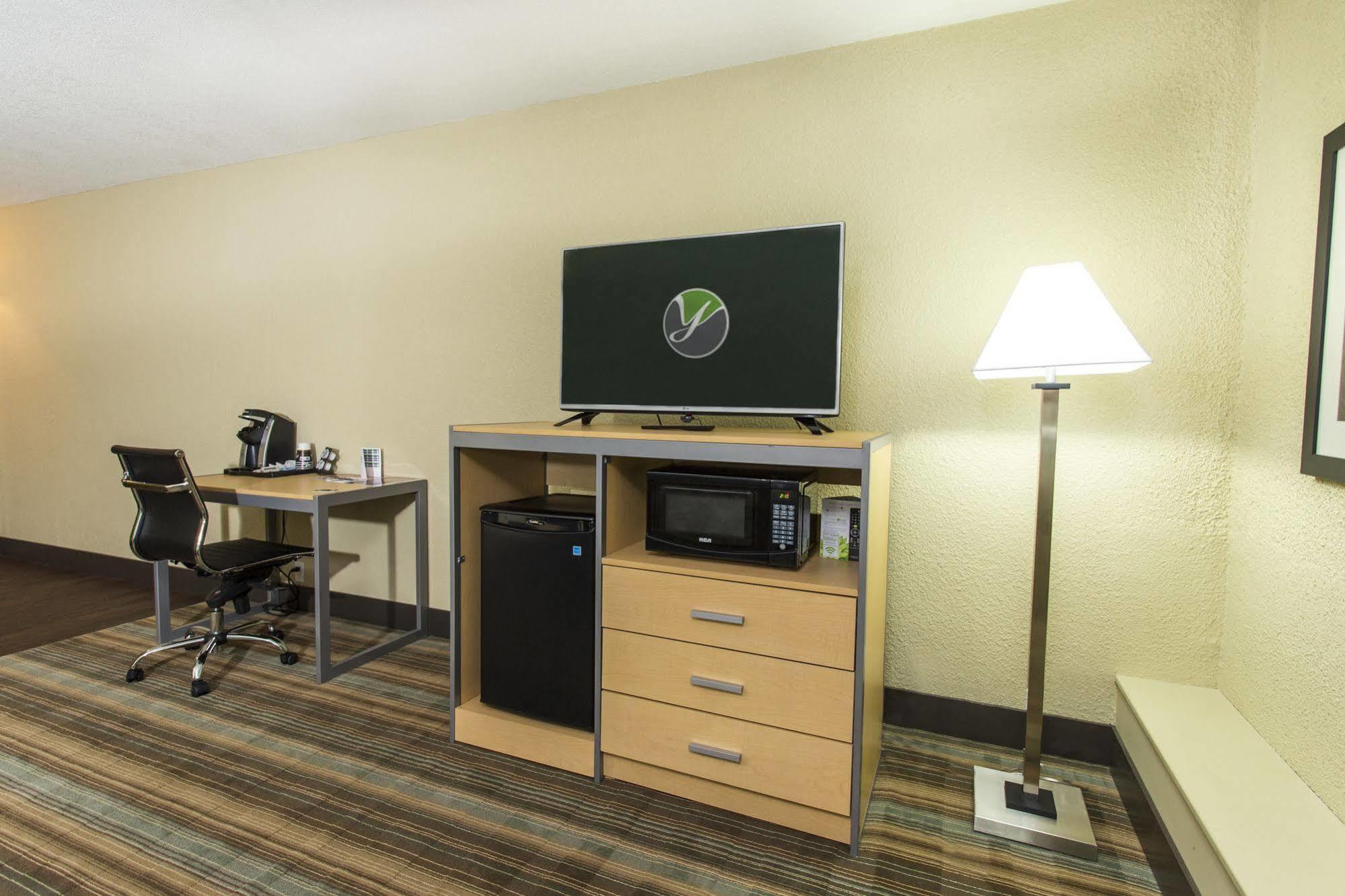 Ramada By Wyndham Edmonton Yellowhead Nw מראה חיצוני תמונה