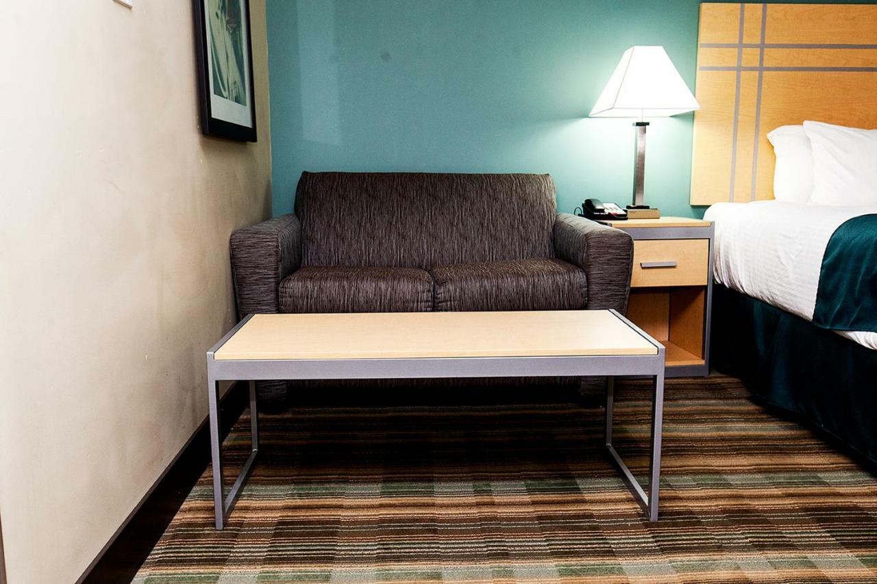 Ramada By Wyndham Edmonton Yellowhead Nw מראה חיצוני תמונה