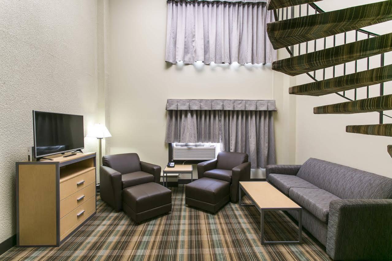 Ramada By Wyndham Edmonton Yellowhead Nw מראה חיצוני תמונה